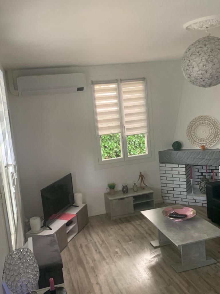 Jolie Villa Independante Climatisee 3 Chambres Tout Confort 6 Couchages, Piscine Chauffee 4 X 8 Disponible Selon Meteo De Mai A Fin Septembre, Jacuzzi 4 Places, Boulodrome Eclaire, Ping-Pong, Wifi, Proche Commerces Animaux Domestiques Sur Demande Bretenoux Exterior foto