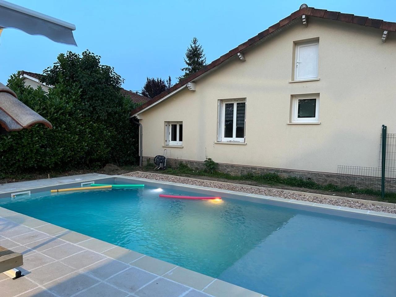 Jolie Villa Independante Climatisee 3 Chambres Tout Confort 6 Couchages, Piscine Chauffee 4 X 8 Disponible Selon Meteo De Mai A Fin Septembre, Jacuzzi 4 Places, Boulodrome Eclaire, Ping-Pong, Wifi, Proche Commerces Animaux Domestiques Sur Demande Bretenoux Exterior foto