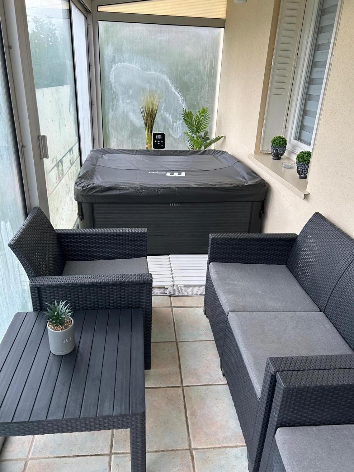 Jolie Villa Independante Climatisee 3 Chambres Tout Confort 6 Couchages, Piscine Chauffee 4 X 8 Disponible Selon Meteo De Mai A Fin Septembre, Jacuzzi 4 Places, Boulodrome Eclaire, Ping-Pong, Wifi, Proche Commerces Animaux Domestiques Sur Demande Bretenoux Exterior foto