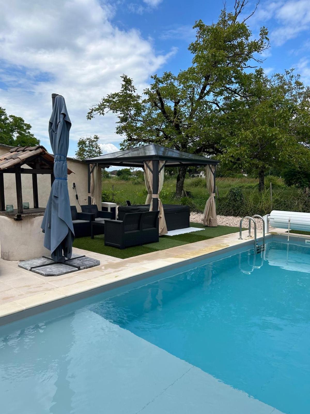 Jolie Villa Independante Climatisee 3 Chambres Tout Confort 6 Couchages, Piscine Chauffee 4 X 8 Disponible Selon Meteo De Mai A Fin Septembre, Jacuzzi 4 Places, Boulodrome Eclaire, Ping-Pong, Wifi, Proche Commerces Animaux Domestiques Sur Demande Bretenoux Exterior foto