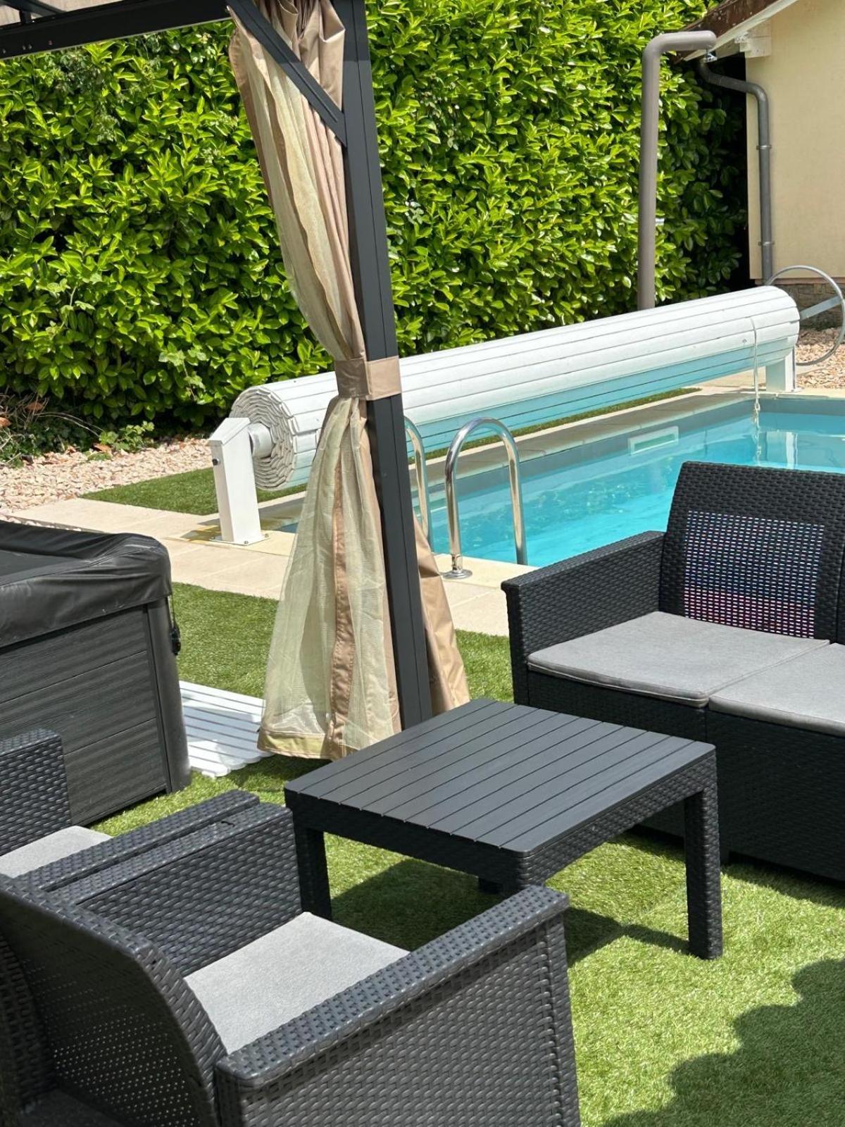 Jolie Villa Independante Climatisee 3 Chambres Tout Confort 6 Couchages, Piscine Chauffee 4 X 8 Disponible Selon Meteo De Mai A Fin Septembre, Jacuzzi 4 Places, Boulodrome Eclaire, Ping-Pong, Wifi, Proche Commerces Animaux Domestiques Sur Demande Bretenoux Exterior foto
