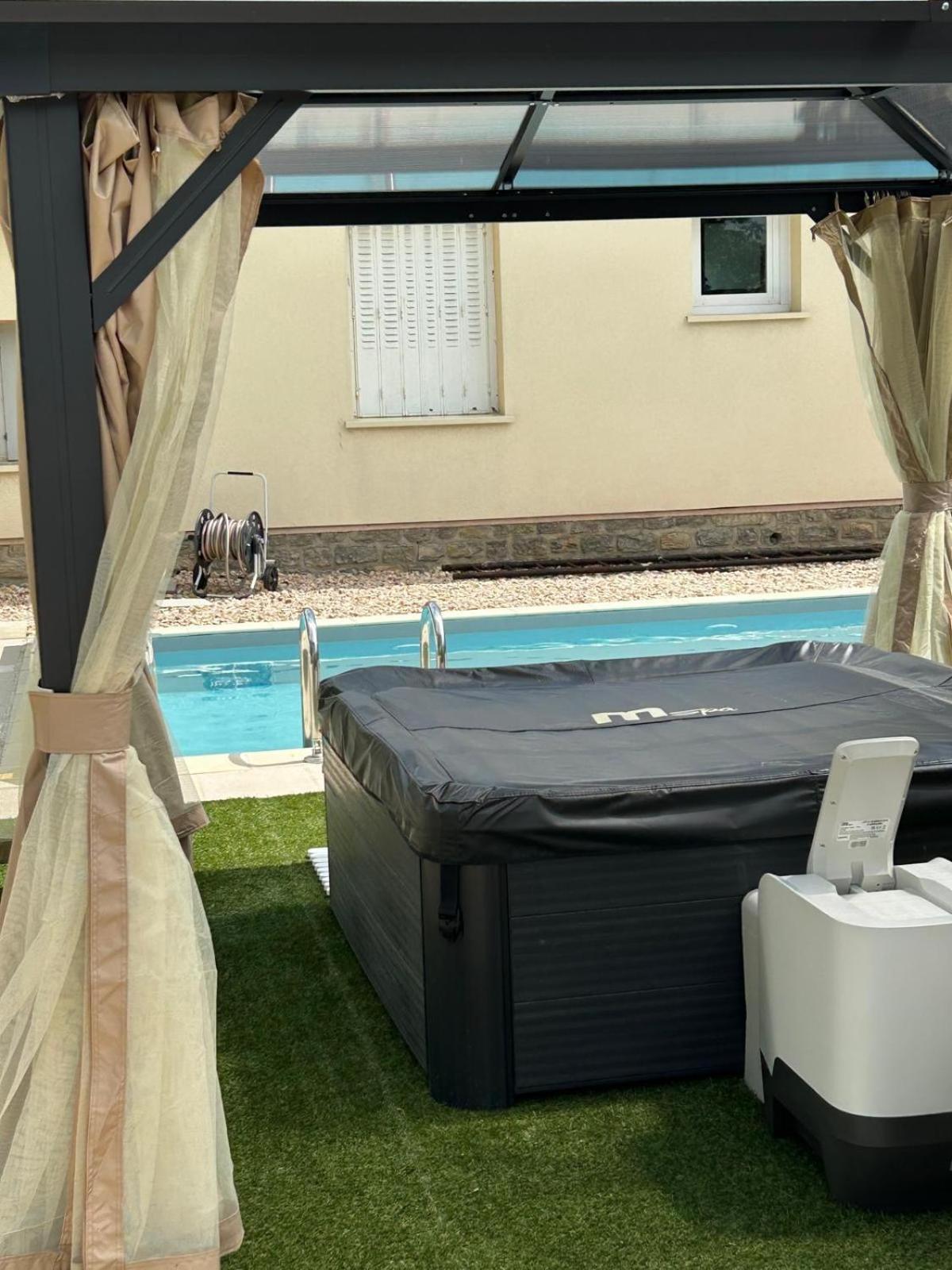 Jolie Villa Independante Climatisee 3 Chambres Tout Confort 6 Couchages, Piscine Chauffee 4 X 8 Disponible Selon Meteo De Mai A Fin Septembre, Jacuzzi 4 Places, Boulodrome Eclaire, Ping-Pong, Wifi, Proche Commerces Animaux Domestiques Sur Demande Bretenoux Exterior foto